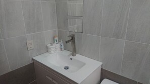 Haartrockner, Handtücher, Seife, Toilettenpapier