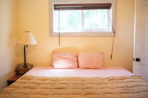 1 bedroom, WiFi, bed sheets - Adorable 1 bed house with AC in charming small-town Custer (Custer)