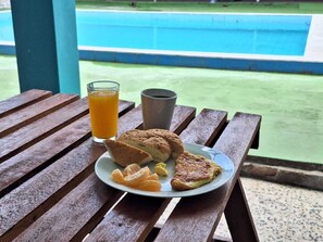 朝食 (郷土料理)、毎日提供 (無料)