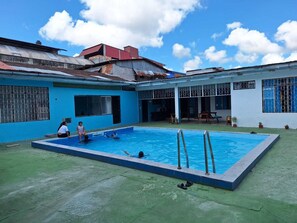 Una piscina al aire libre