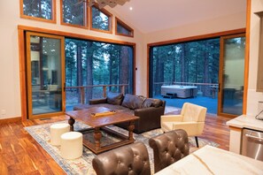 TV, fireplace - Direct trail access, hot tub, Reno/Tahoe forest, luxury mountain home (Reno)