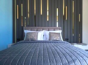 4 bedrooms, iron/ironing board, internet, bed sheets