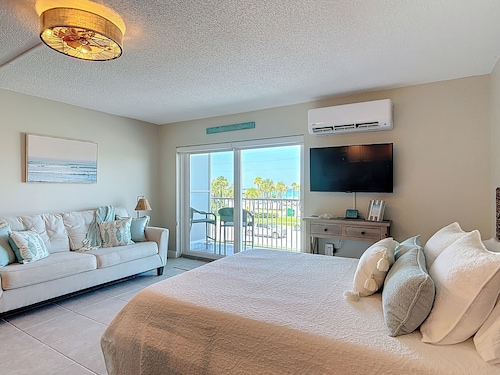 Salty Surfer Beach Getaway studio in New Smyrna Beach