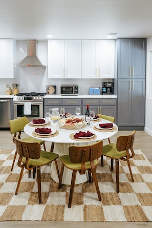Dining - South Congress Austin -Wellness Escape-Private Pool, Yoga, Sauna & Outdoor Movie (Austin)