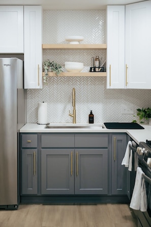 Microwave, oven, stovetop, dishwasher - South Congress Austin -Wellness Escape-Private Pool, Yoga, Sauna & Outdoor Movie (Austin)