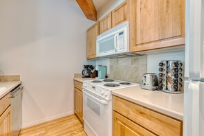Fridge, microwave, oven, stovetop - Stay Right On Main Street. Hot Tub. Walk-to-all. (Frsico)