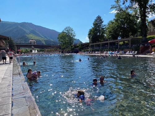 Breathtaking Mtn Escape close to skiing, hot springs, hikes, downtown. Wifi & AC