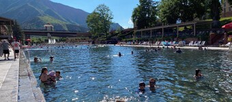 Breathtaking Mtn Escape close to skiing, hot springs, hikes, downtown. Wifi & AC