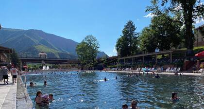 Breathtaking Mtn Escape close to skiing, hot springs, hikes, downtown. Wifi & AC