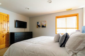 3 slaapkamers, een strijkplank/strijkijzer, internet, beddengoed