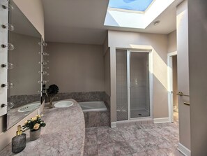 Une salle de bain moderne avec un meuble-lavabo, une baignoire et une douche à l’italienne.