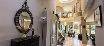 2 minutes walk to Sandy Cove Beach! Serene retreat with ocean&city views