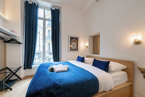 2 bedrooms, iron/ironing board, Internet, bed sheets - Parisian Charm by the Louvres (Paris)
