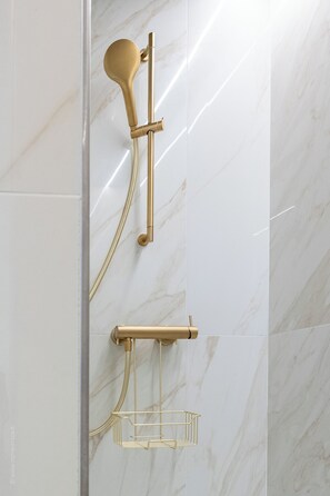 Dusche, Haartrockner, Handtücher, Seife