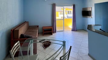 Apartamento, sacada | Escrivaninha, espaço de trabalho para notebook, Wi-Fi de cortesia