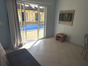 Apartemen, balkon, pemandangan kolam renang | Meja kerja, ruang kerja ramah laptop, dan Wi-Fi gratis