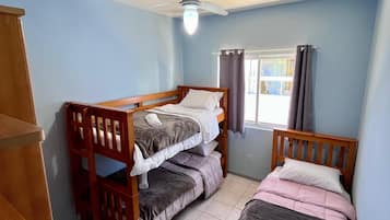 Huoneisto, parveke | Työpöytä, kannettavalle tietokoneelle sopiva työtila, ilmainen Wi-Fi