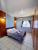 Apartment, Balkon | Schreibtisch, laptopgeeigneter Arbeitsplatz, kostenloses WLAN