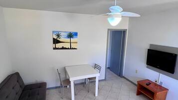Apartment, 1 Schlafzimmer, Balkon | Schreibtisch, laptopgeeigneter Arbeitsplatz, kostenloses WLAN