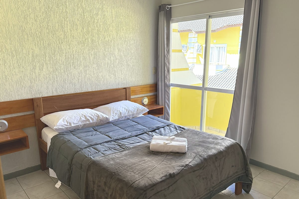 Appartement, balcon, vue piscine | Bureau, espace de travail pour ordinateur portable, Wi-Fi gratuit