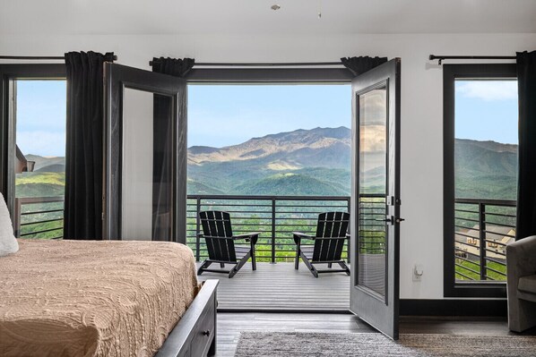 3 bedrooms, desk, iron/ironing board, travel crib