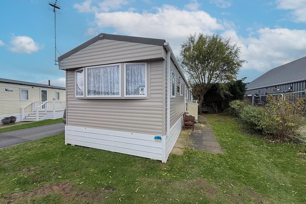 Cozy mobile home with spacious yard for outdoor fun