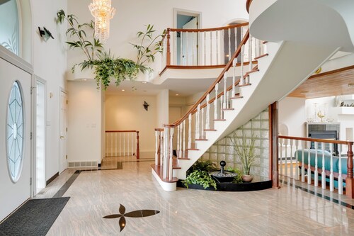 Pool Table + Deck: Luxury Mansion in Niskayuna!