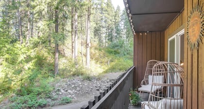 Twin Lakes Retreat: Lake, Pool & Golf Access!