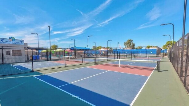 Sports court - Leisure World Oasis. Charming 2-bedroom townhome. 24 Hours security in Mesa (Mesa)