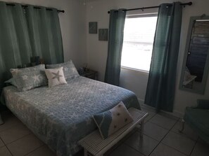 1 Schlafzimmer, Zimmersafe, Schreibtisch, Bügeleisen/Bügelbrett