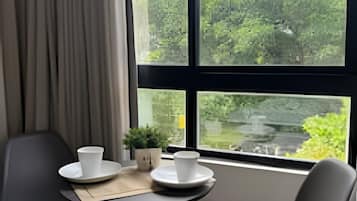Basic Apartment | Dining
