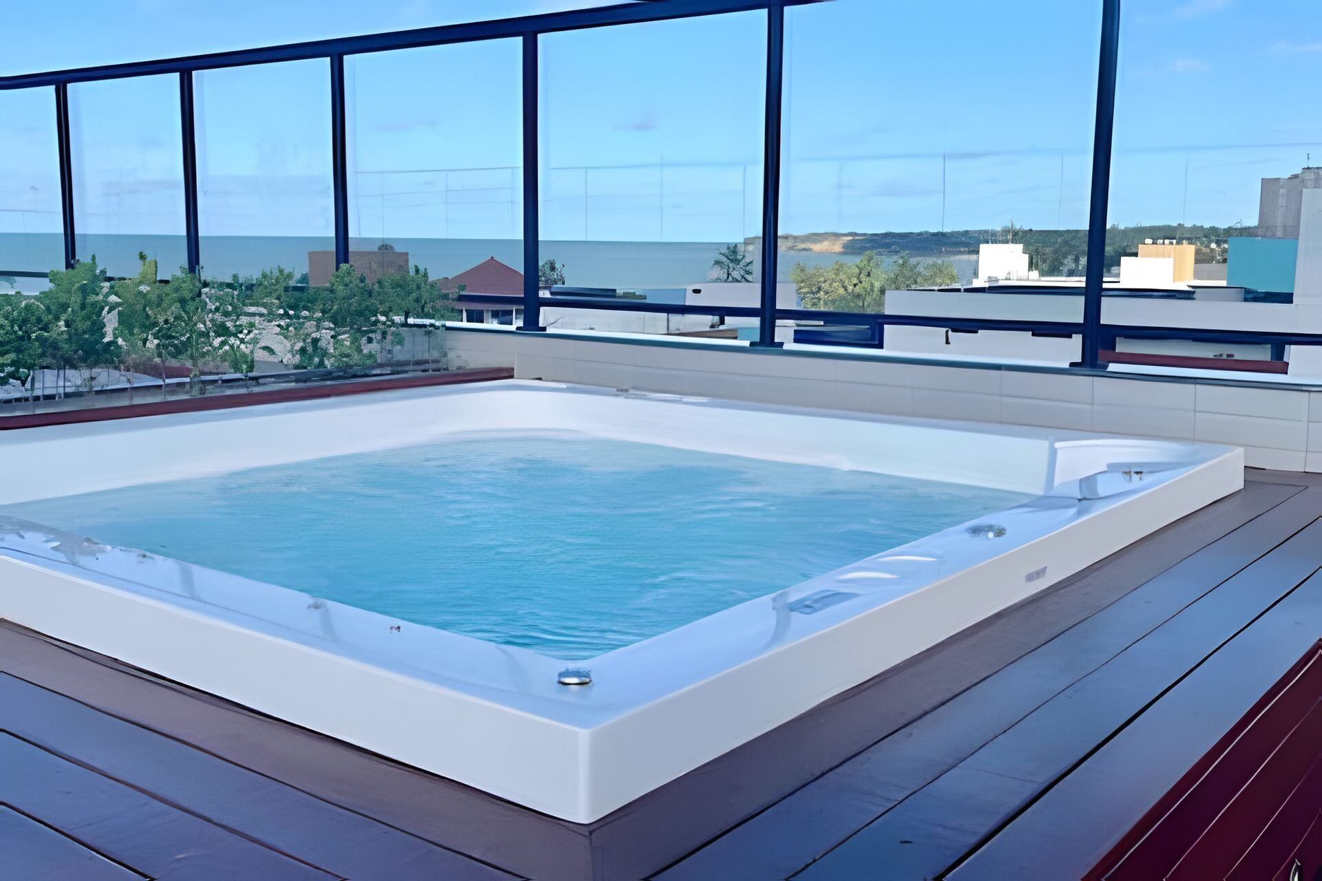 Basic Apartment | Outdoor spa tub