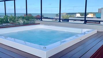 Basic Apartment | Outdoor spa tub