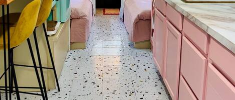 Refrigerador, microondas, placa de cocina, cafetera/tetera