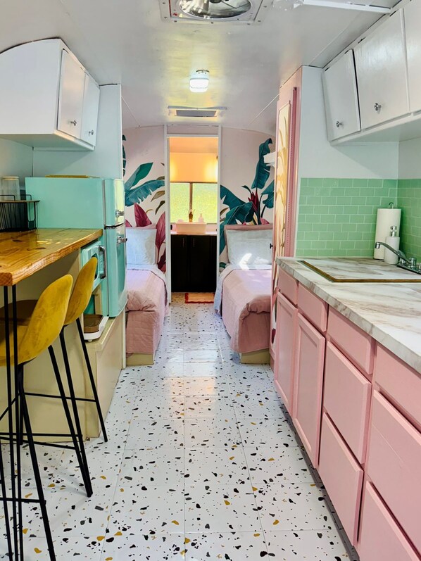 ثلاجة، ميكروويف، موقد طهي مسطح، ماكينة لصنع القهوة/الشاي