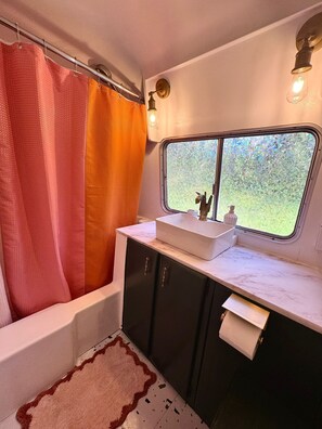 مستلزمات للعناية الشخصية صديقة للبيئة، مناشف، صابون، شامبو