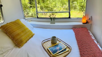 2 bedrooms, travel crib, free WiFi, bed sheets