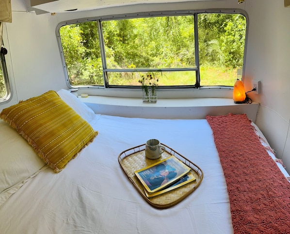 Travel cot, free WiFi, bed sheets