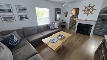 Smart-tv, een open haard, een dvd-speler en een tafeltennistafel