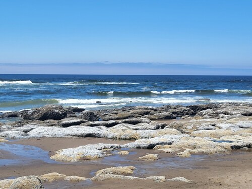 Hot tub-Fireplace-Walk to Beach-Firepit-Fenced Yard-Sleeps 8. Pet Friendly!