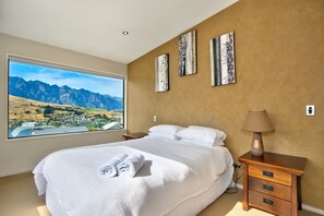 5 bedrooms, desk, iron/ironing board, WiFi