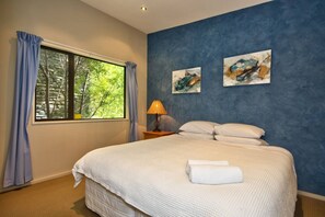 5 bedrooms, desk, iron/ironing board, WiFi