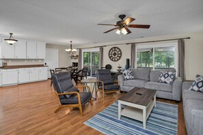 Smart TV - Easy Lake Living - Sleeps 8 (Prosperity)