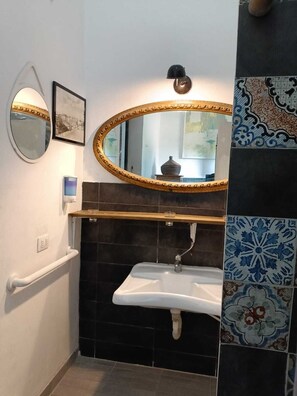 Sèche-cheveux, serviettes fournies, savon, papier toilette