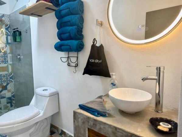 Douche, séchoir à cheveux, serviettes fournies, savon