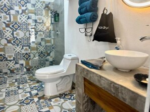 Douche, sèche-cheveux, serviettes fournies, savon