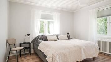 3 bedrooms, desk, iron/ironing board, free WiFi