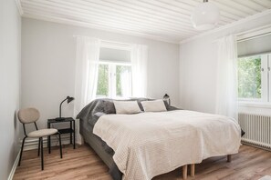 Desk, iron/ironing board, free WiFi, bed sheets - Bright and Stylish 4 Bedroom in Norberg (Västmanlands län)
