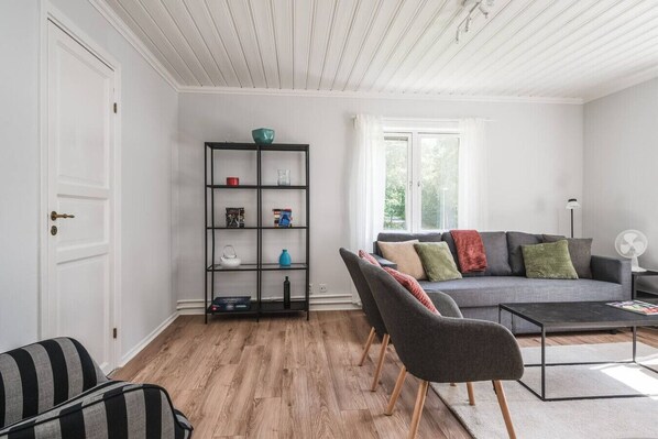 TV - Bright and Stylish 4 Bedroom in Norberg (Västmanlands län)