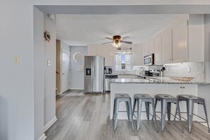 Microwave, oven, stovetop, dishwasher - Short walk to the Beach, Pet Friendly (Carolina Beach)